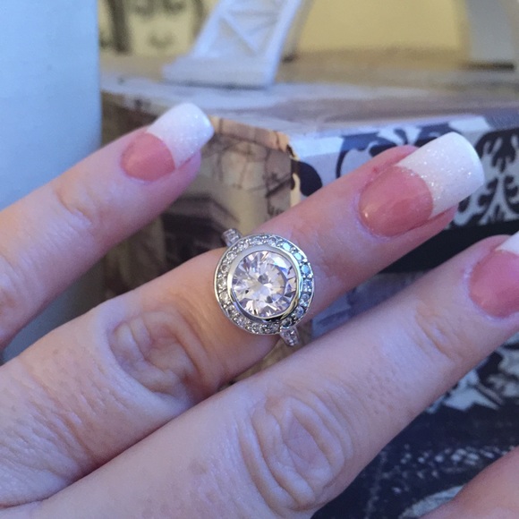 💙Beautiful Engagement Ring💙 - Picture 3 of 4