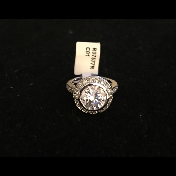 💙Beautiful Engagement Ring💙 - Picture 4 of 4