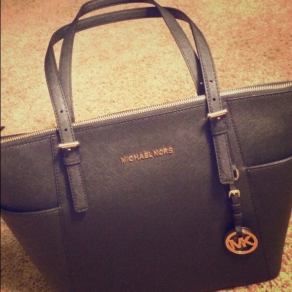 In search of: Black Michael Kors Jet Set Tote