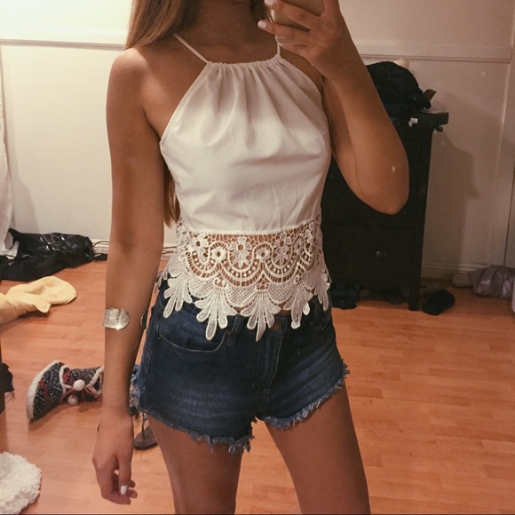⛔️SOLD⛔️White tank with bottom detail
