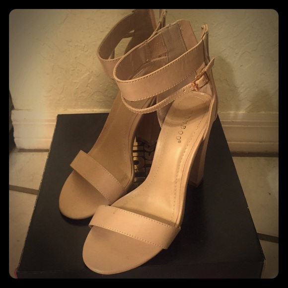 Nude pumps