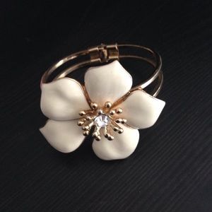 Guess flower bangle