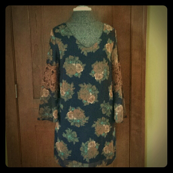 Dress with flared lace sleeve