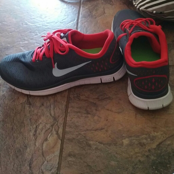 Women's tennis shoes