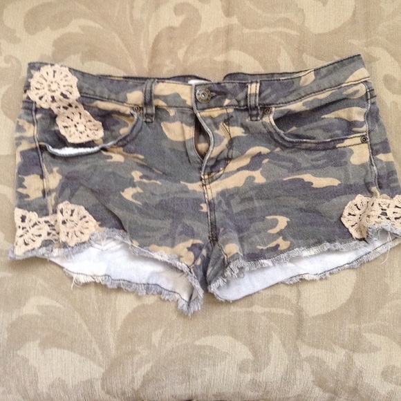 Cargo pattern shorts