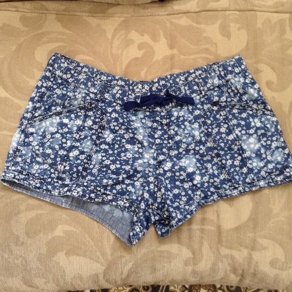 Blue flower pattern shorts