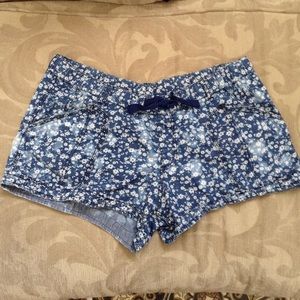 Blue flower pattern shorts