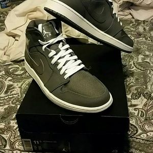 Jordan 1 mid