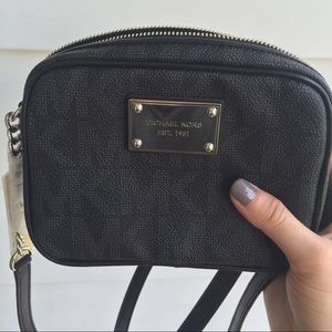 Michael Kors jet set crossbody in black
