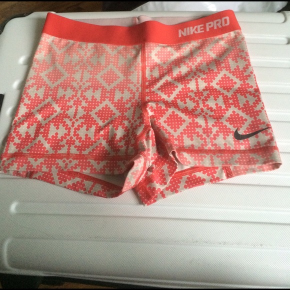🚫SOLD🚫RARE pink aztec Nike pros