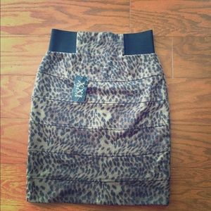 Forever 21 leopard fitted skirt !