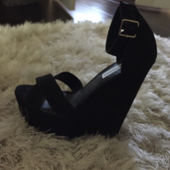 Steve Madden black wedges