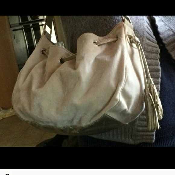 Reposh purse very cute cream with gold tassel trim - Picture 3 of 4