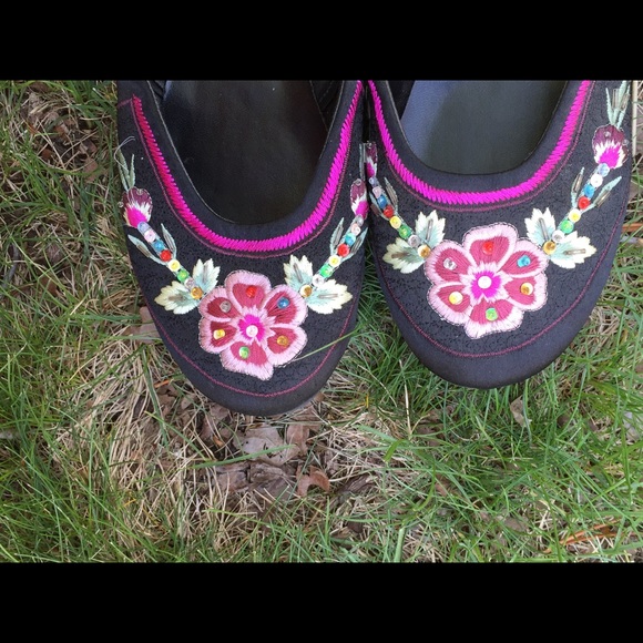 Black floral flats 🌺🌸🌹 - Picture 2 of 4