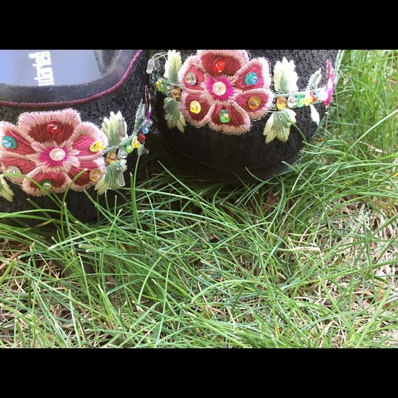Black floral flats 🌺🌸🌹 - Picture 3 of 4