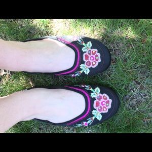 Black floral flats 🌺🌸🌹
