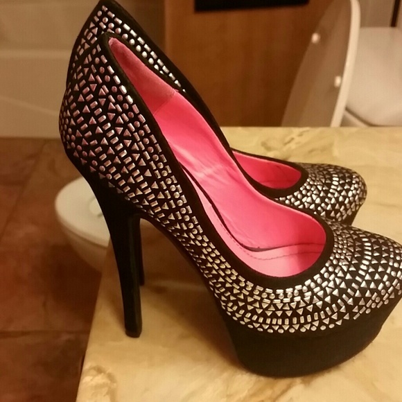 Black and silver pumps - Picture 2 of 3