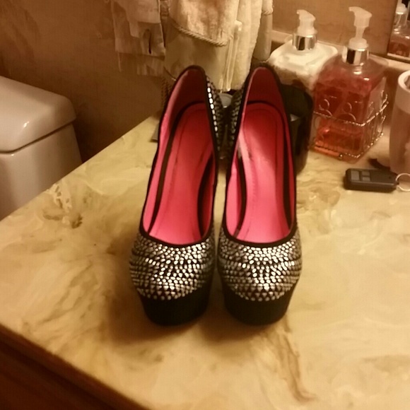 Black and silver pumps - Picture 3 of 3