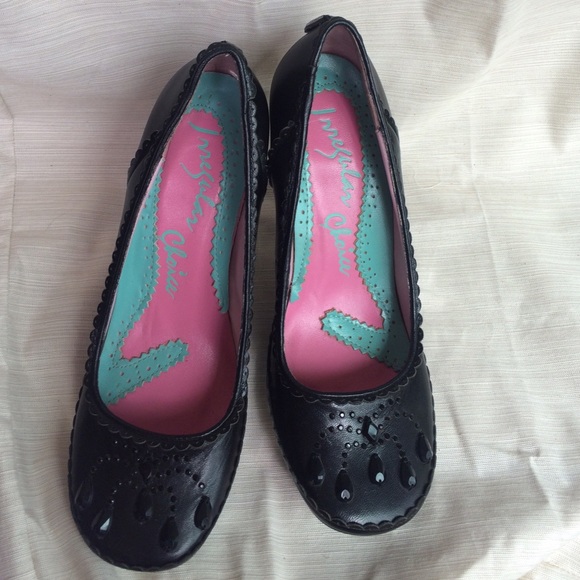 VERY UNIQUE BLACK PUMPS