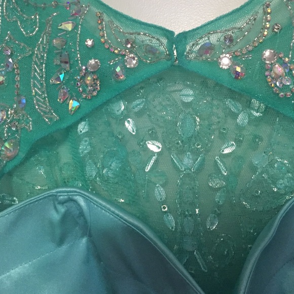 Alyce designer dress. - Picture 4 of 4