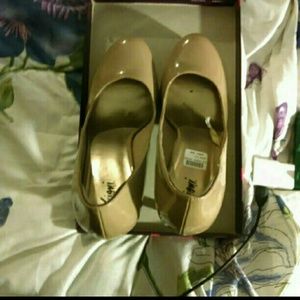 Nude pumps