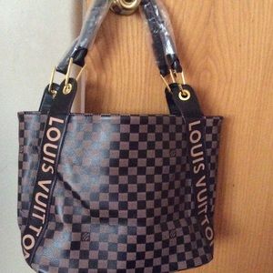 Damier Handbag with 🎀Red Louis Bag Charm 🎀 trade