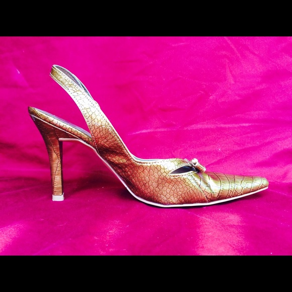 GOLD SMALL HEELED PUMP
