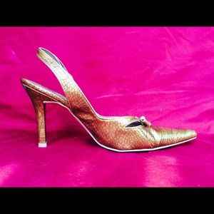 GOLD SMALL HEELED PUMP