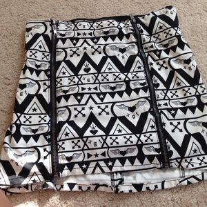 High waisted pattern skirt.