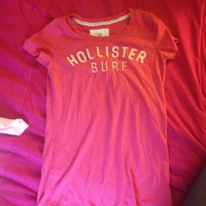 Hollister tee.