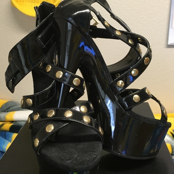 Heels, heel everywhere!