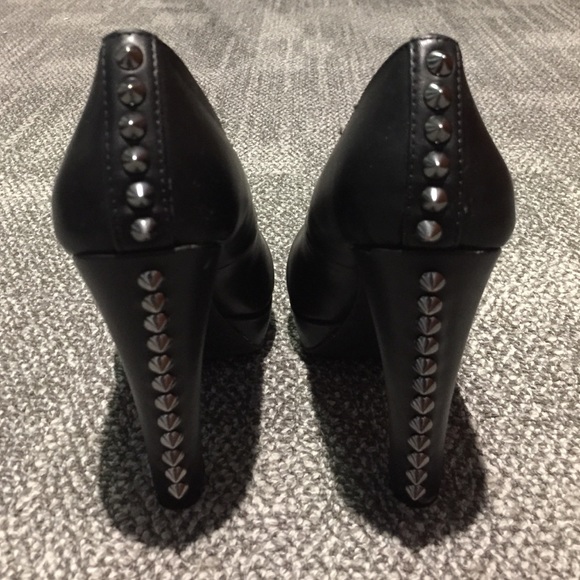 Cosmopolitan Shoes - ⭐️PRICE DROP⭐️Cosmopolitan spiked heel pumps
