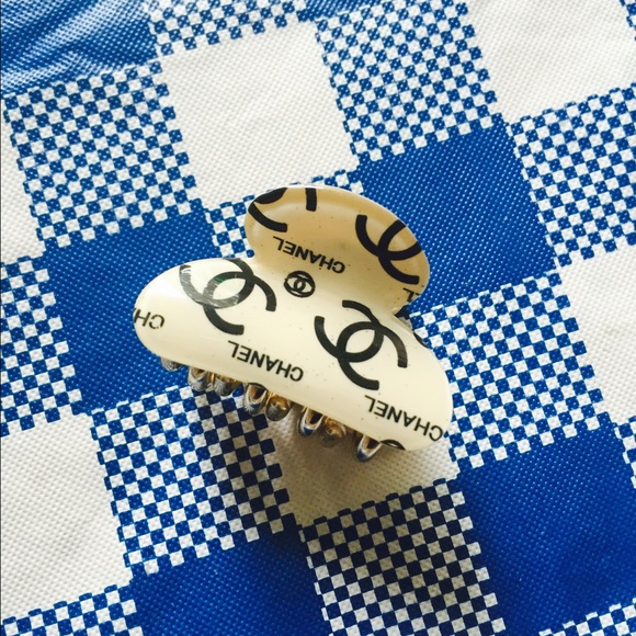 😎😎😎.   Medium size hair clip