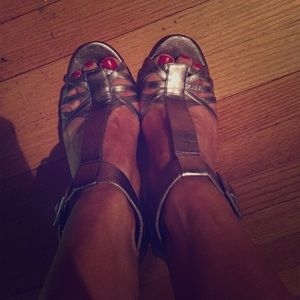 Betsy Johnson silver metallic t strap  sandals