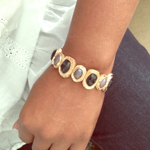 GOLD TONED STRETCH BRACELET