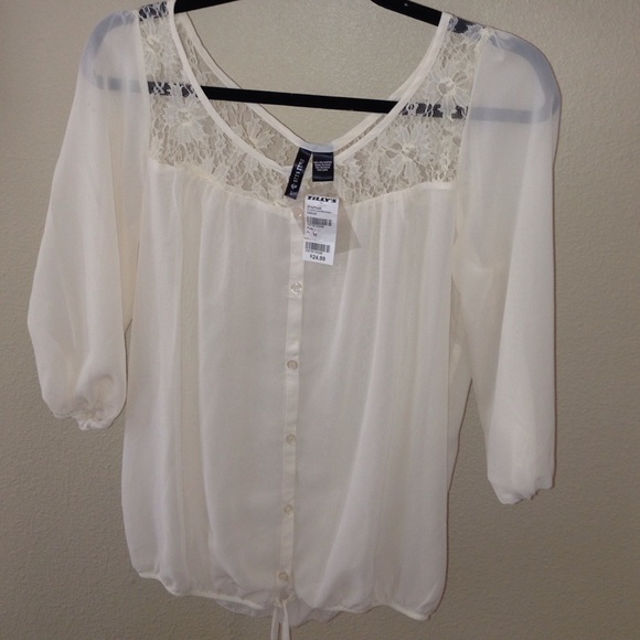 NEVER WORN - Cream Long sleeve lace top!
