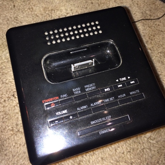 Alarm clock plays radio hook up iPod or iPhone 4 - Picture 2 of 4