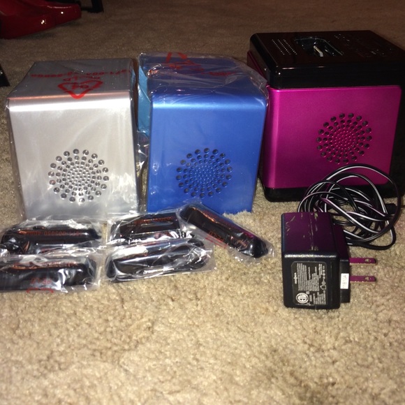 Alarm clock plays radio hook up iPod or iPhone 4 - Picture 3 of 4