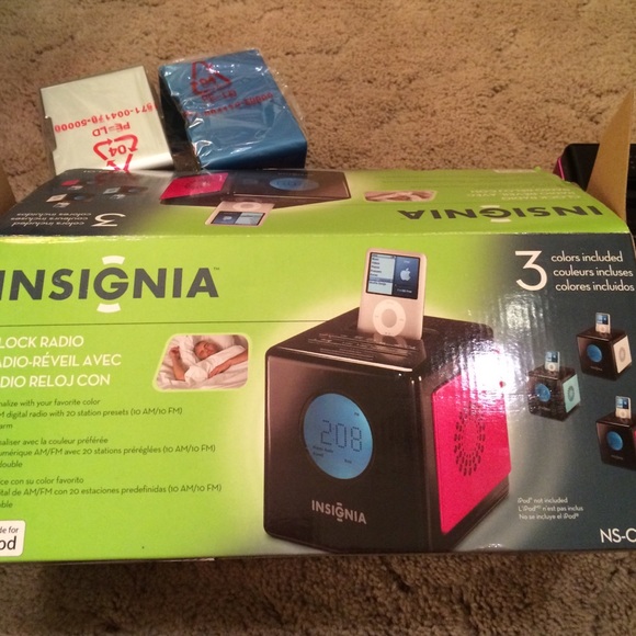 Alarm clock plays radio hook up iPod or iPhone 4 - Picture 4 of 4