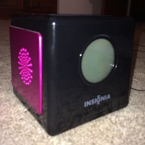 Alarm clock plays radio hook up iPod or iPhone 4