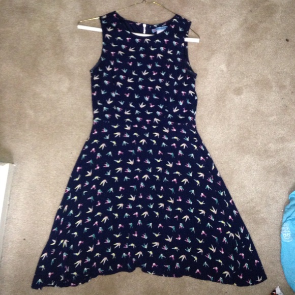 Sparrow patterned sleeveless dress.