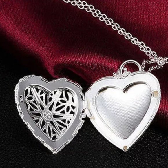 ⛔️Clearance⛔️ Style Silver heart locket - Picture 3 of 3