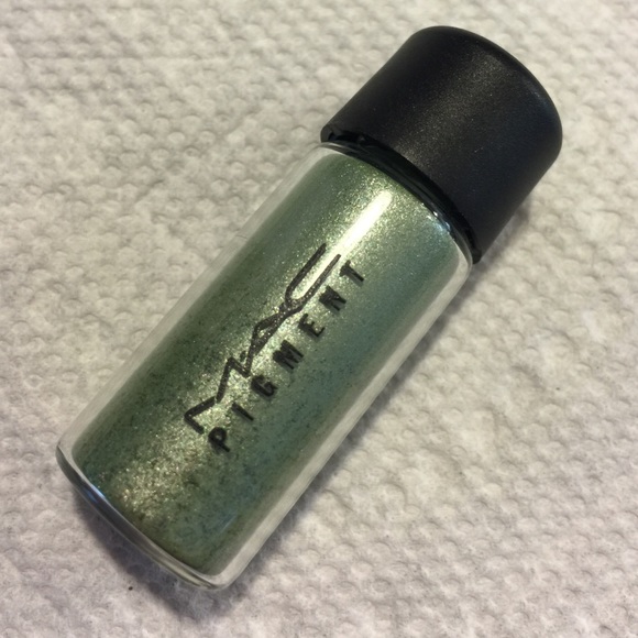✨SOLD IN BUNDLE✨ MAC Gilded Green pigment