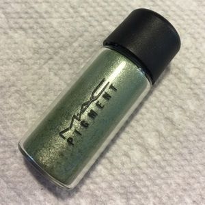 ✨SOLD IN BUNDLE✨ MAC Gilded Green pigment