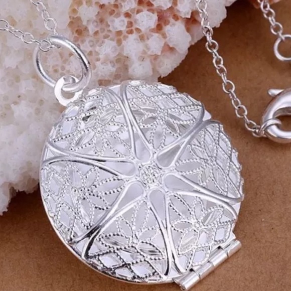 Circle of love locket in silver - Picture 2 of 3