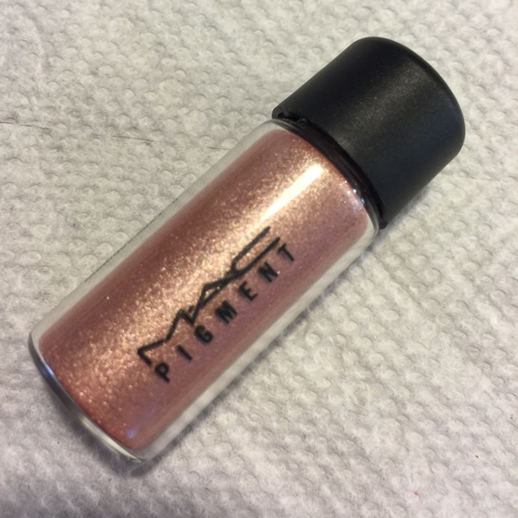 ✨SOLD IN BUNDLE✨ MAC Gift O Glamour pigment vial