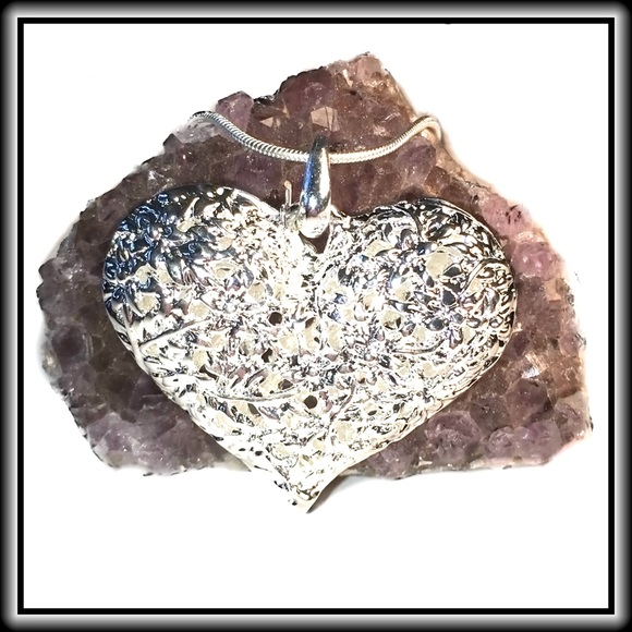 SILVER FILIGREE HEART NECKLACE              🎉HP🎉 - Picture 2 of 8