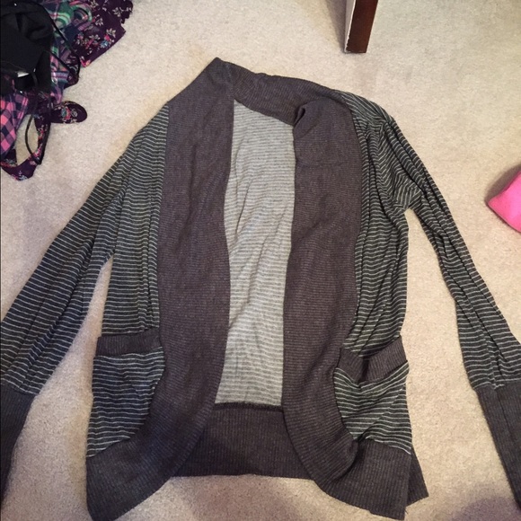 2 long sleeve shirts