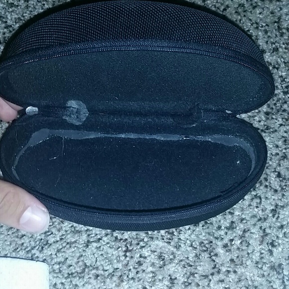Oakley case - Picture 2 of 2