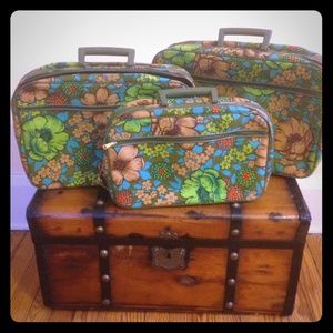 Vintage Set of 3 Nesting 70s Luggage!✌️
